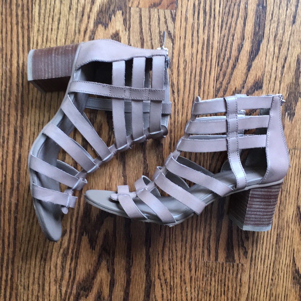 BCBGENERATION LEATHER CUTOUT BLOCK HEELS/ SANDALS